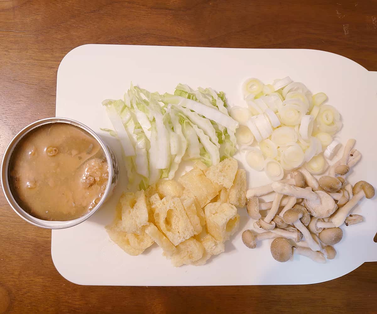 白菜、油揚げは短冊に、長ネギは輪切りに切っておく。