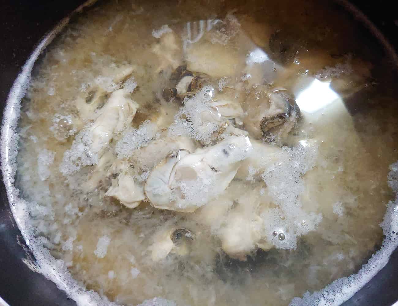 ふつふつとしたら、すりおろした大根、牡蠣を入れる。