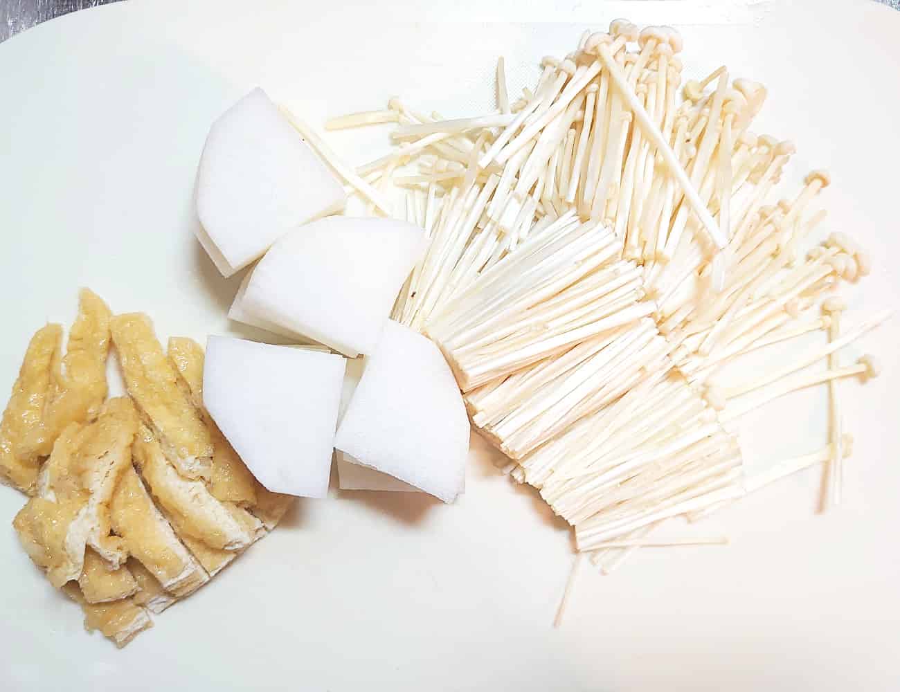 エノキ茸は、石づきを取って、半分に切り、ほぐしておく。