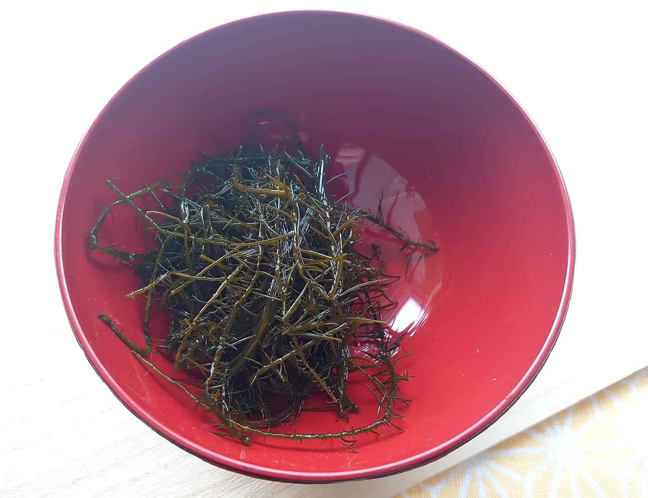 お椀に生まつもを入れて、味噌汁を注ぐ。