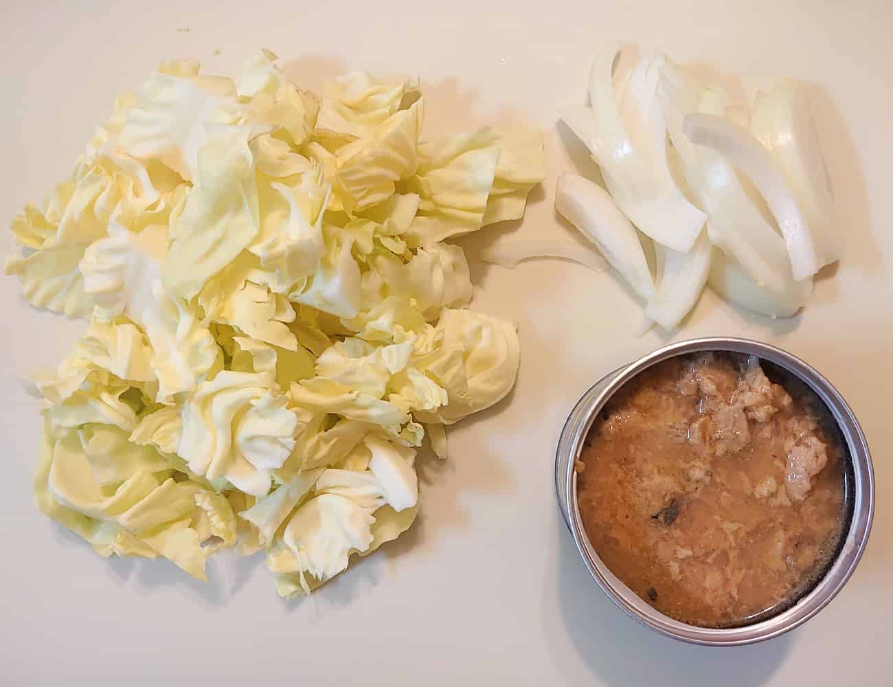 キャベツは3cm程のざく切りにする。