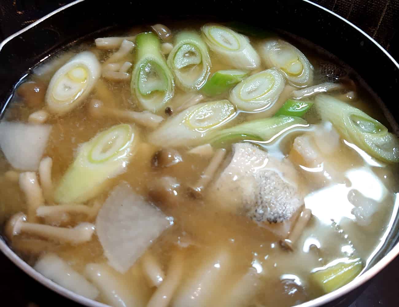 弱火にして味噌を溶き、火を止める。