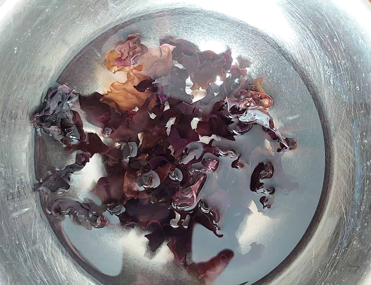 銀杏草は軽く洗い、水に漬けて戻す。