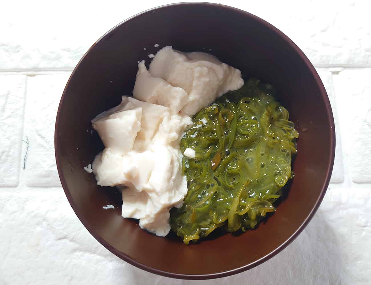 絹ごし豆腐をスプーンで救って入れる。