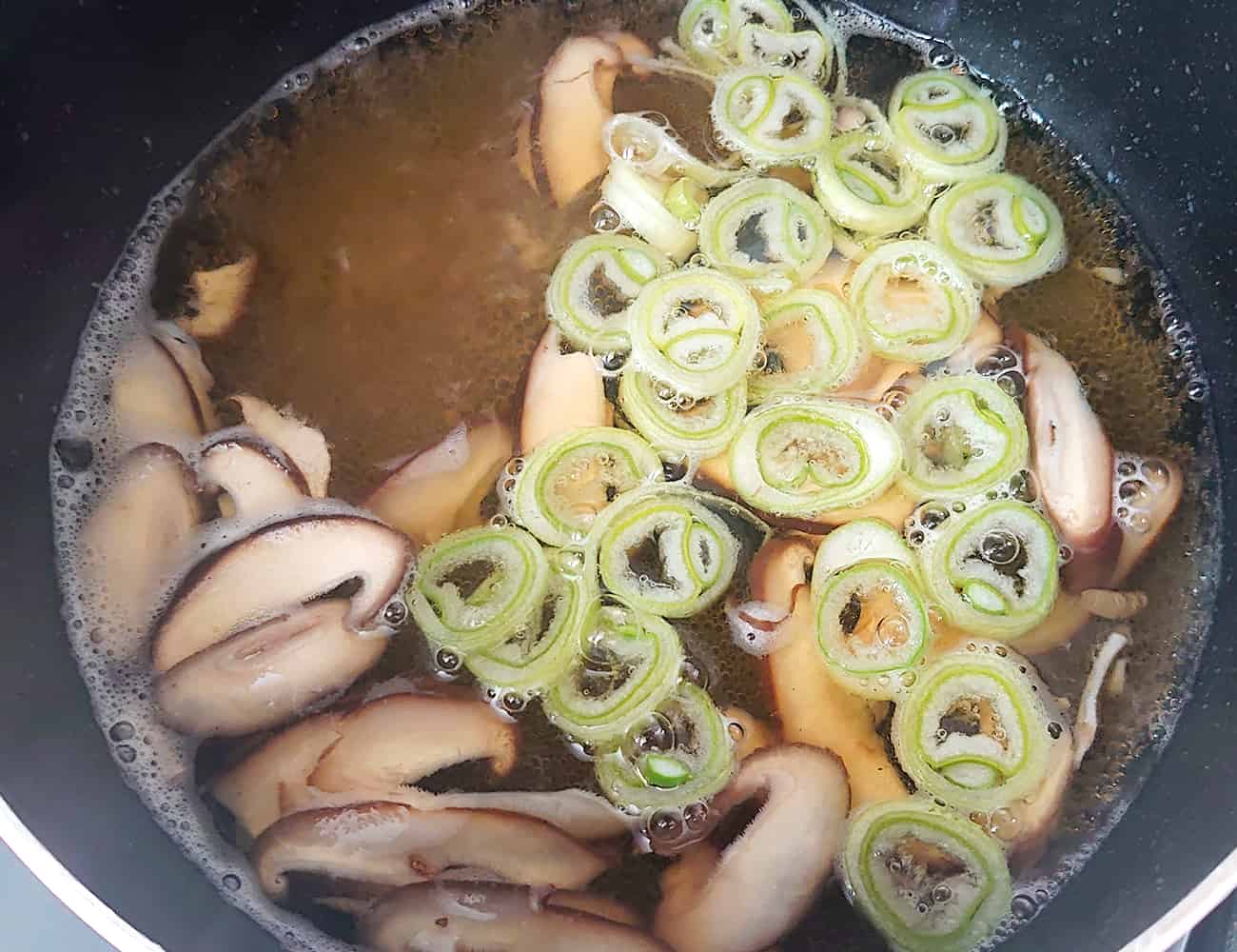 長ネギ、醤油、水溶き片栗粉を入れる。