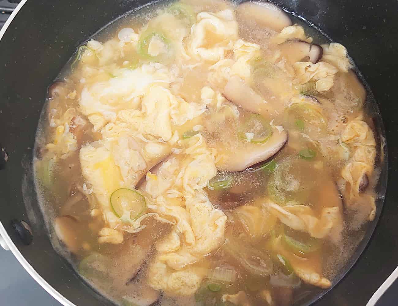 溶き卵を入れて、好みでかき混ぜ、火を止める。