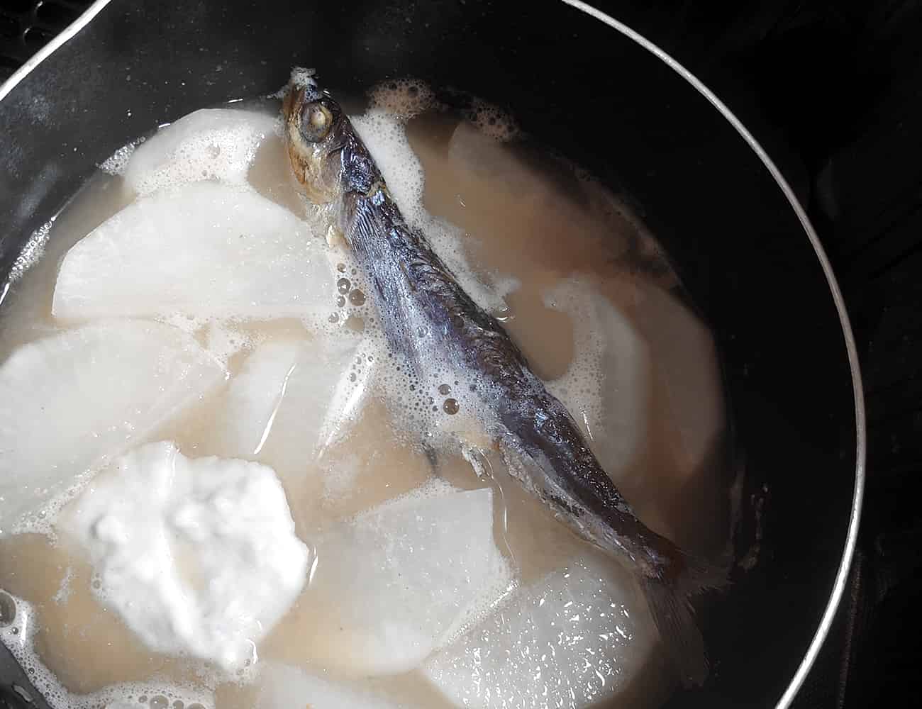 スプーンですり身を大きめに救って入れ、煮込む。