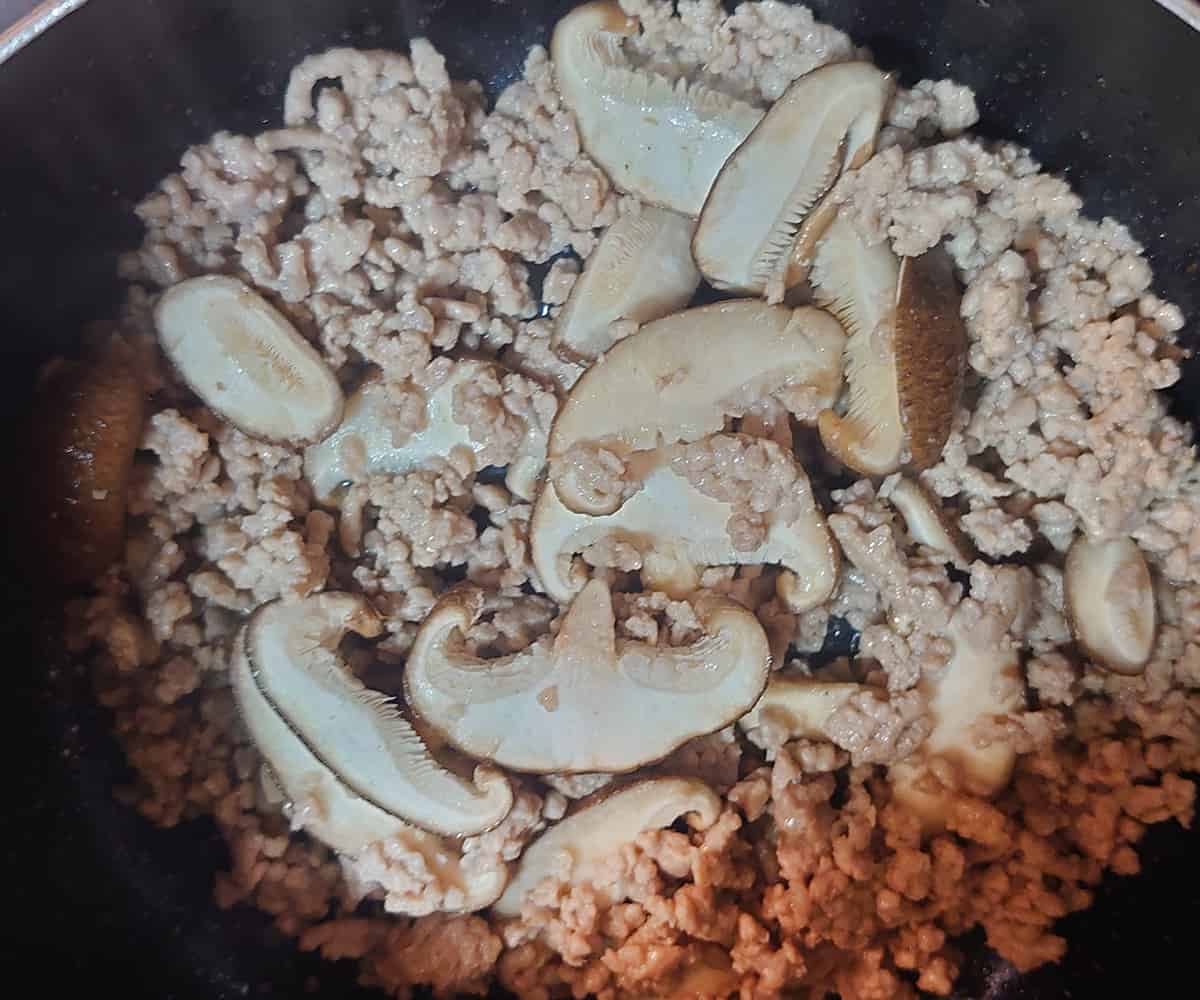 椎茸とひき肉を入れて炒める。