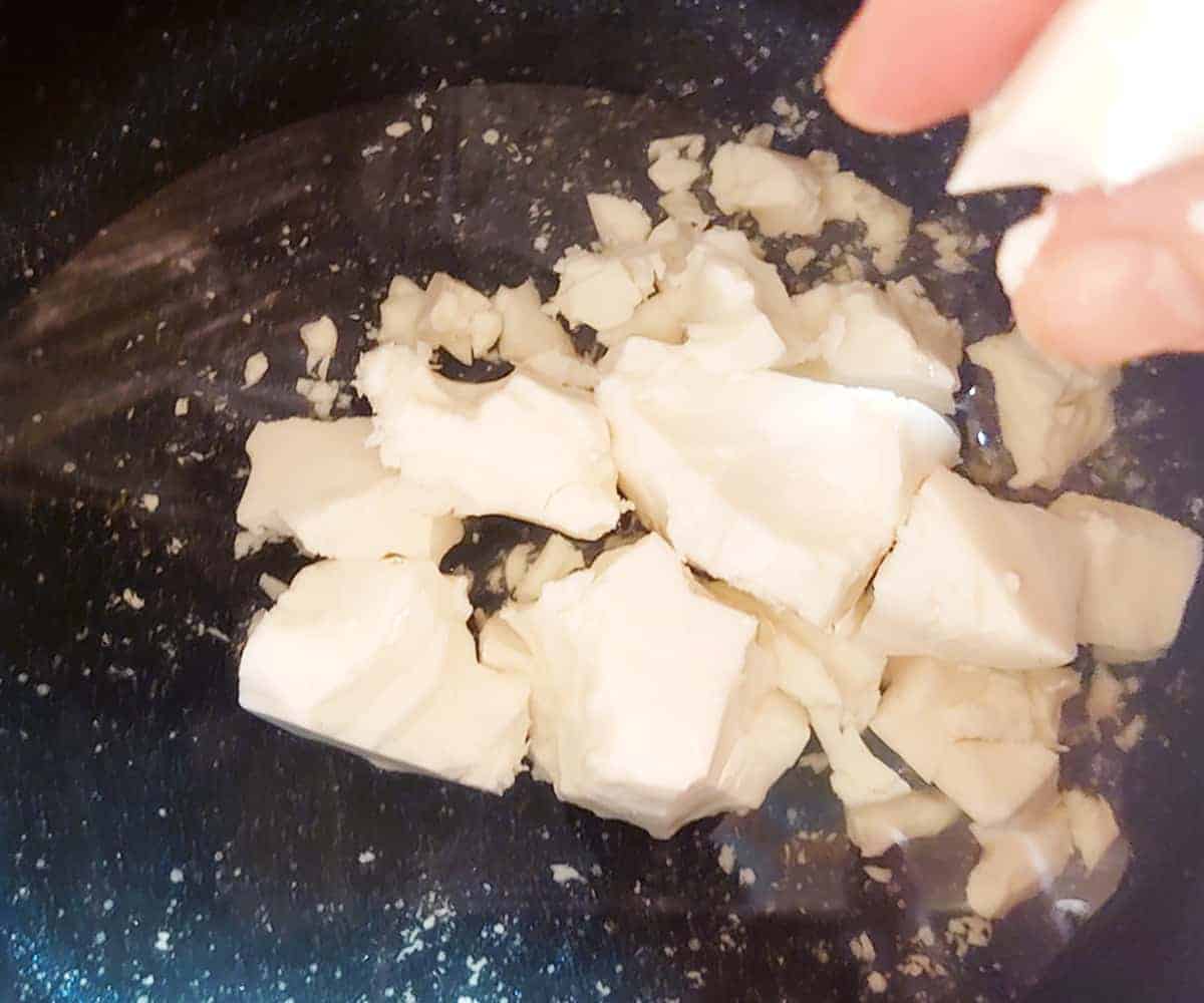 手で崩した絹ごし豆腐を入れ、ふつふつとしてきたら白魚を入れる。