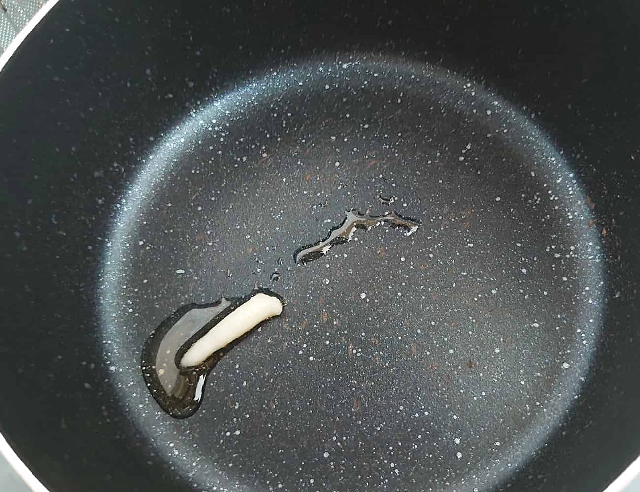 小鍋にごま油、おろしニンニクを入れて火にかける。