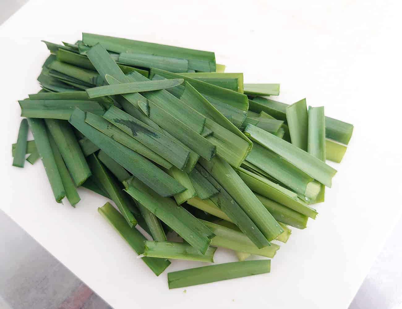 ニラは水で洗い、3cm程の長さにカットする。