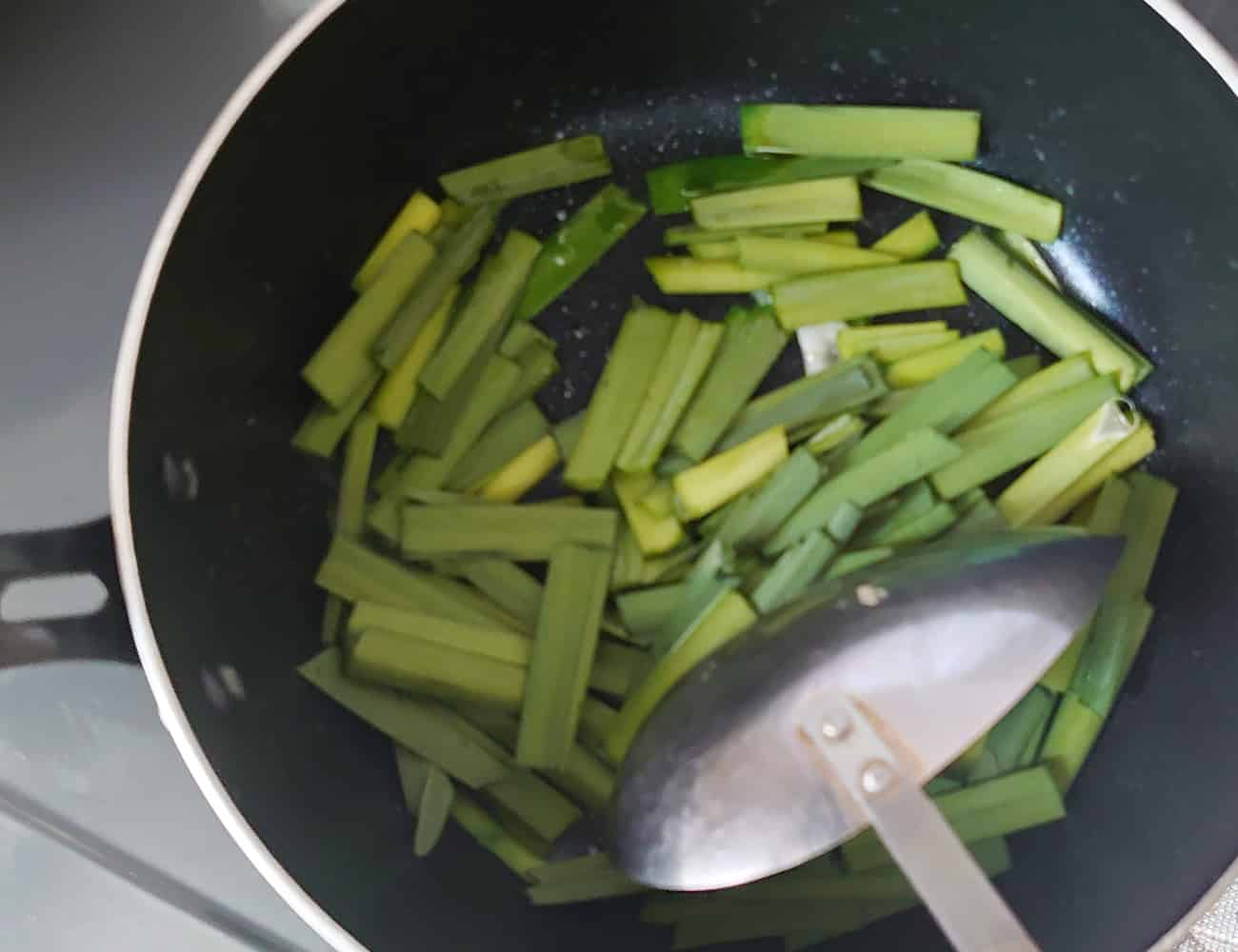 香りが出たらニラを入れて1分ほど炒める。