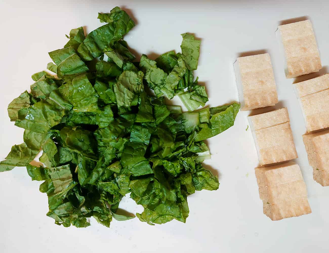 かつお菜は水で洗い、ざるなどで水を切る。