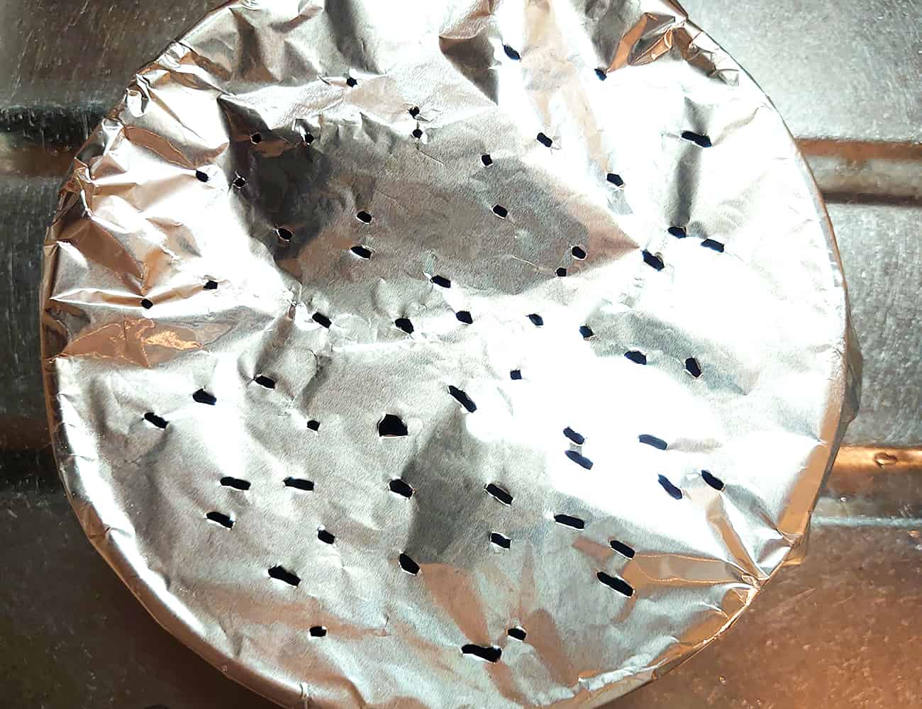 アルミホイルをかけて、箸などで穴を開けて放置する。