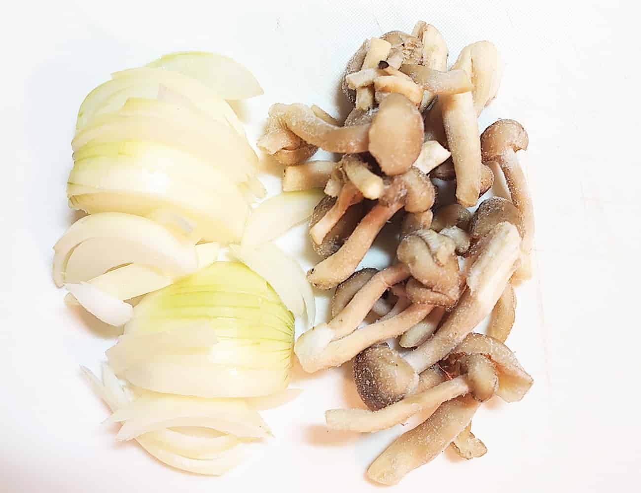 玉ねぎは、細めのくし切りにする。