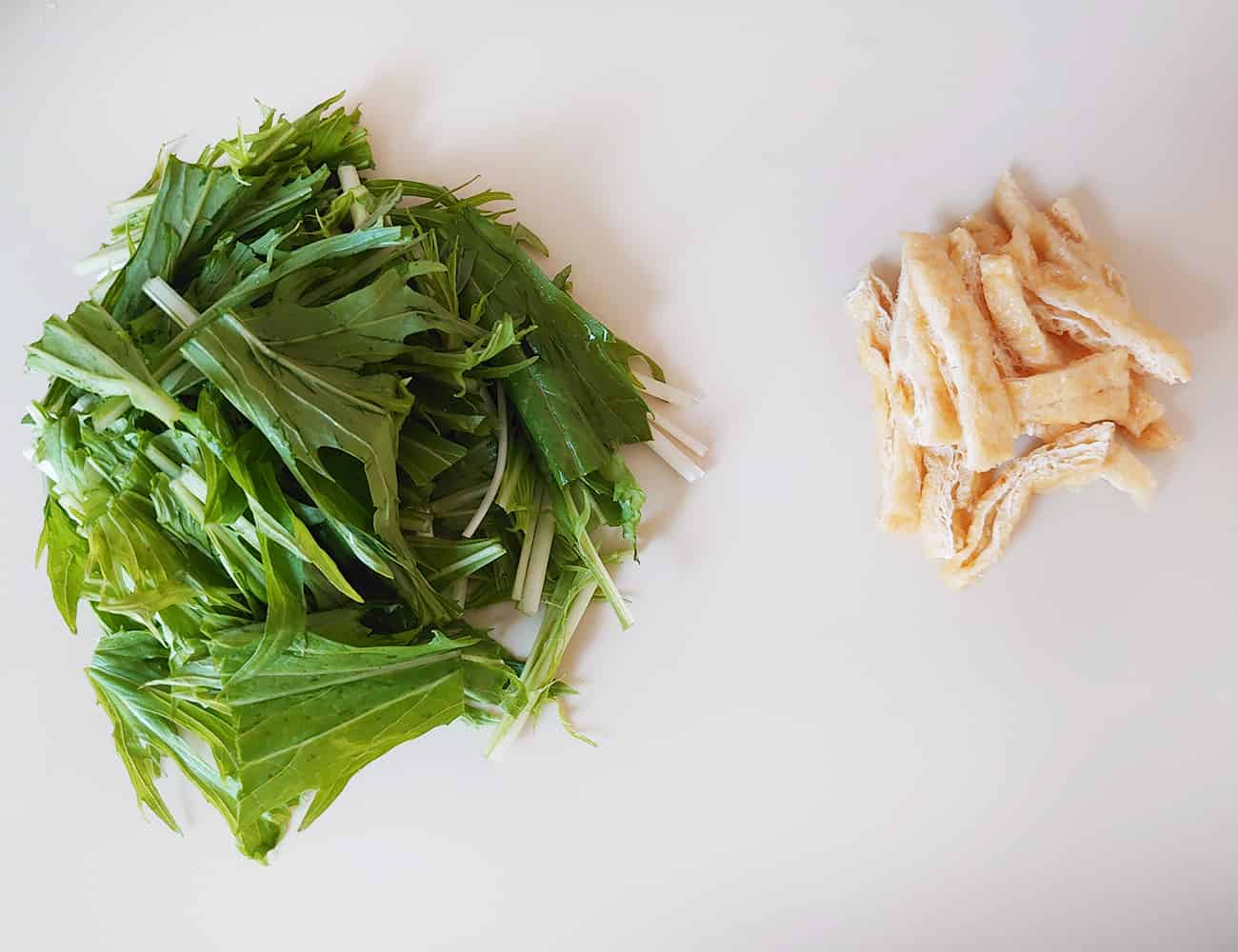 水菜は水で洗い、ざるなどで水を切る。