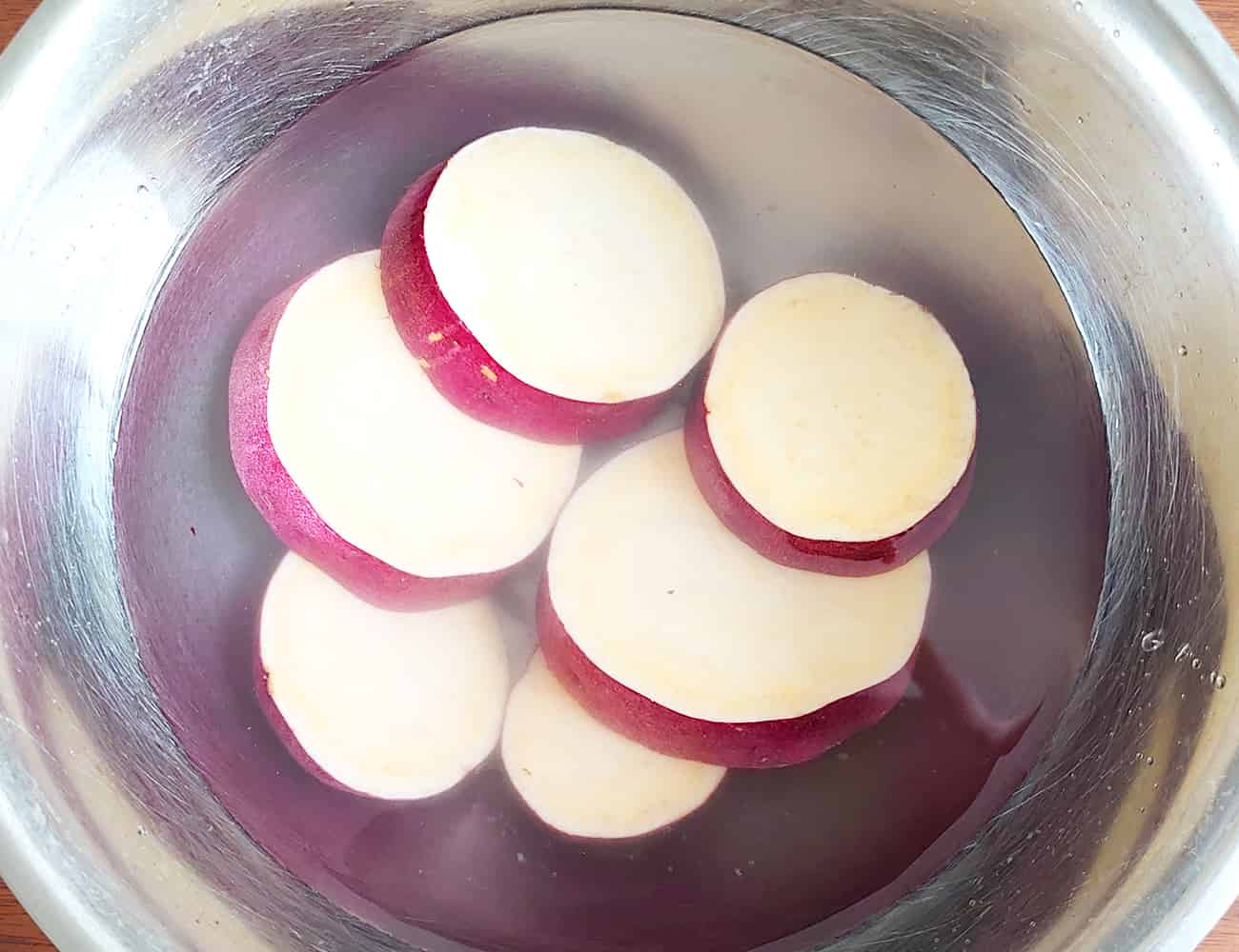 ボウルに水を入れ、5〜10分ほどさらしておく。