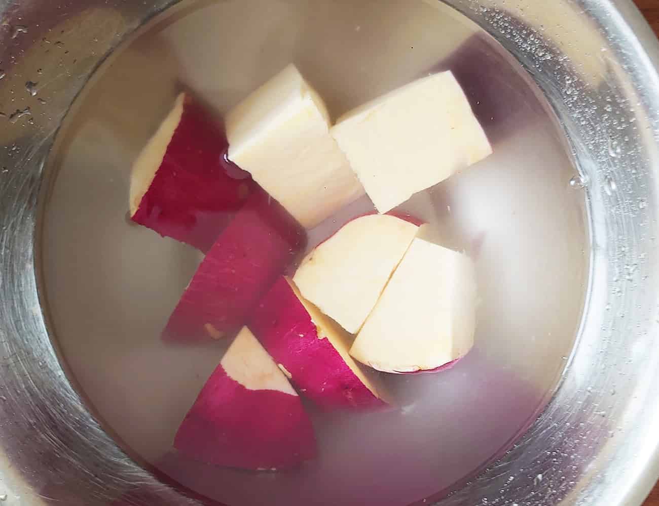 ボウルに水を入れ、5〜10分ほどさらしておく。