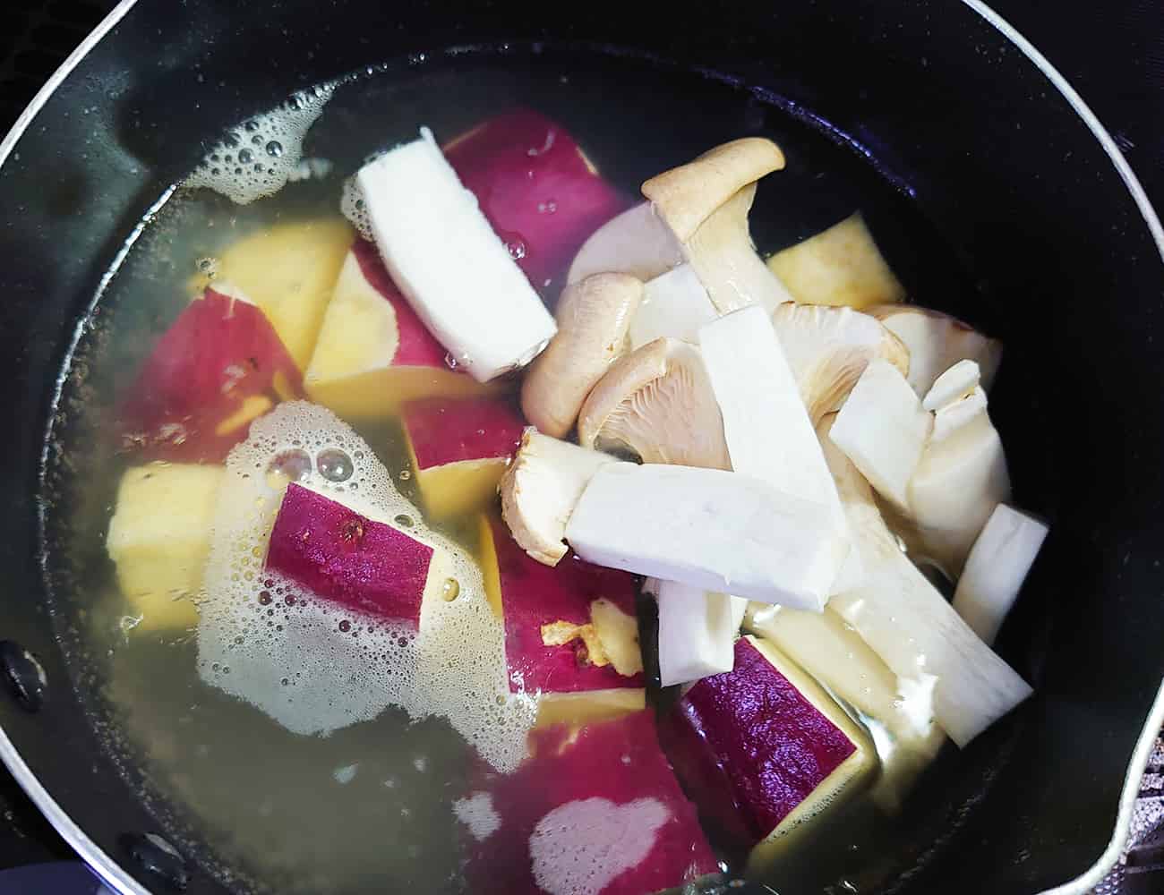 エリンギを入れてさらに煮る。