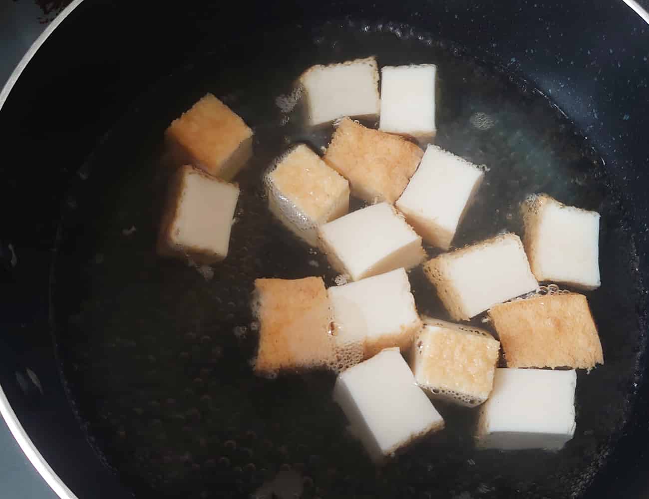 ふつふつとしたら、厚揚げを入れる。