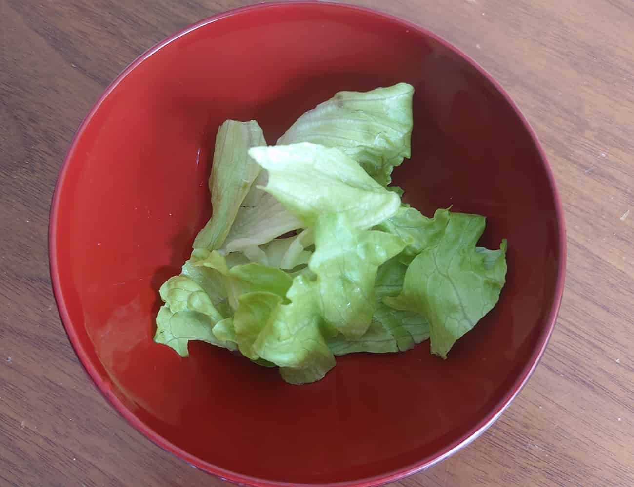 レタスは水で洗い水を切り、手で適当な大きさに千切り、お椀に入れておく。