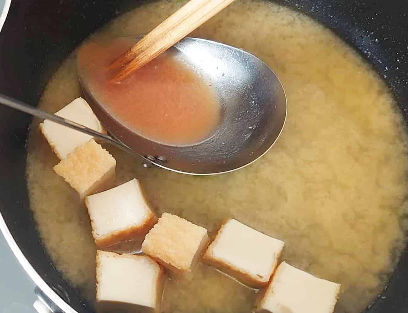 2〜3分ほど煮込んで、味噌、コチュジャンを溶き火を止める。