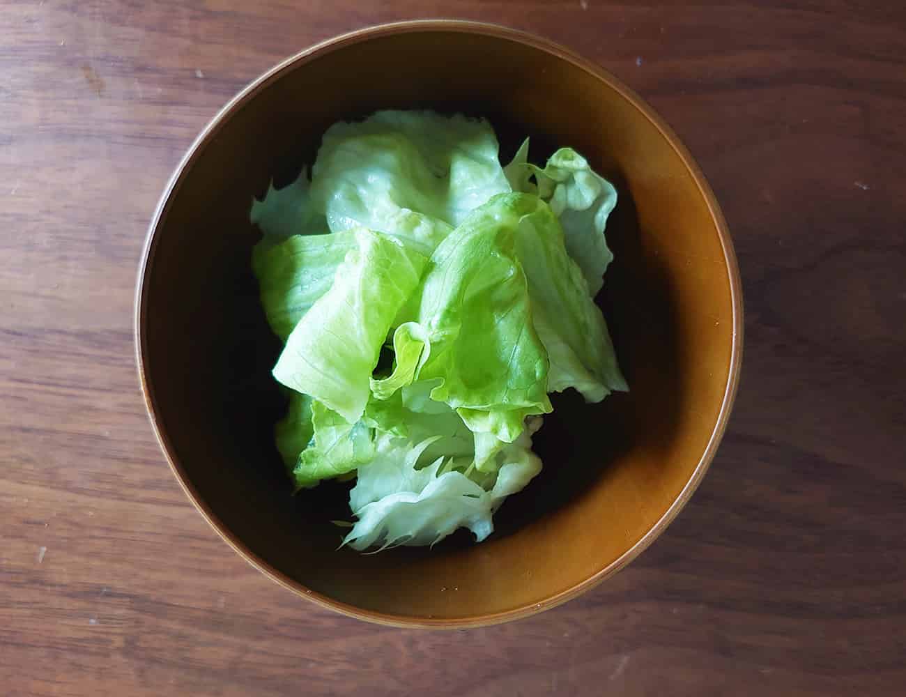 レタスは水で洗い、手で適当な大きさに千切り、お椀に入れておく。