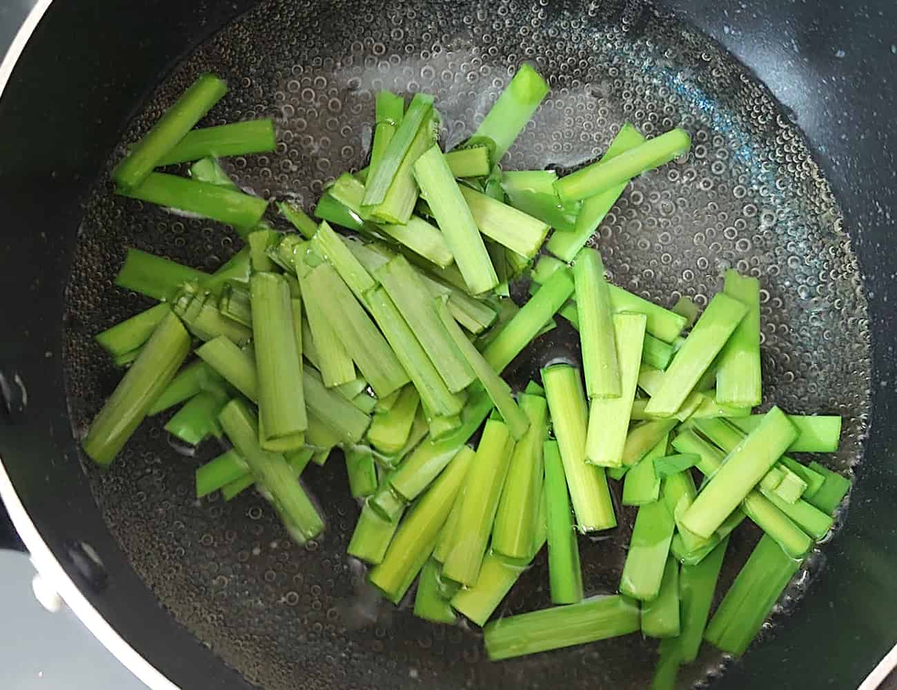 ふつふつとしたら、ニラを入れる。