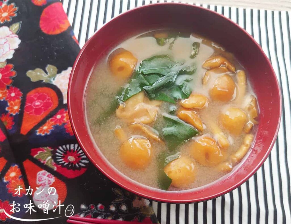 おかわかめとなめこの味噌汁