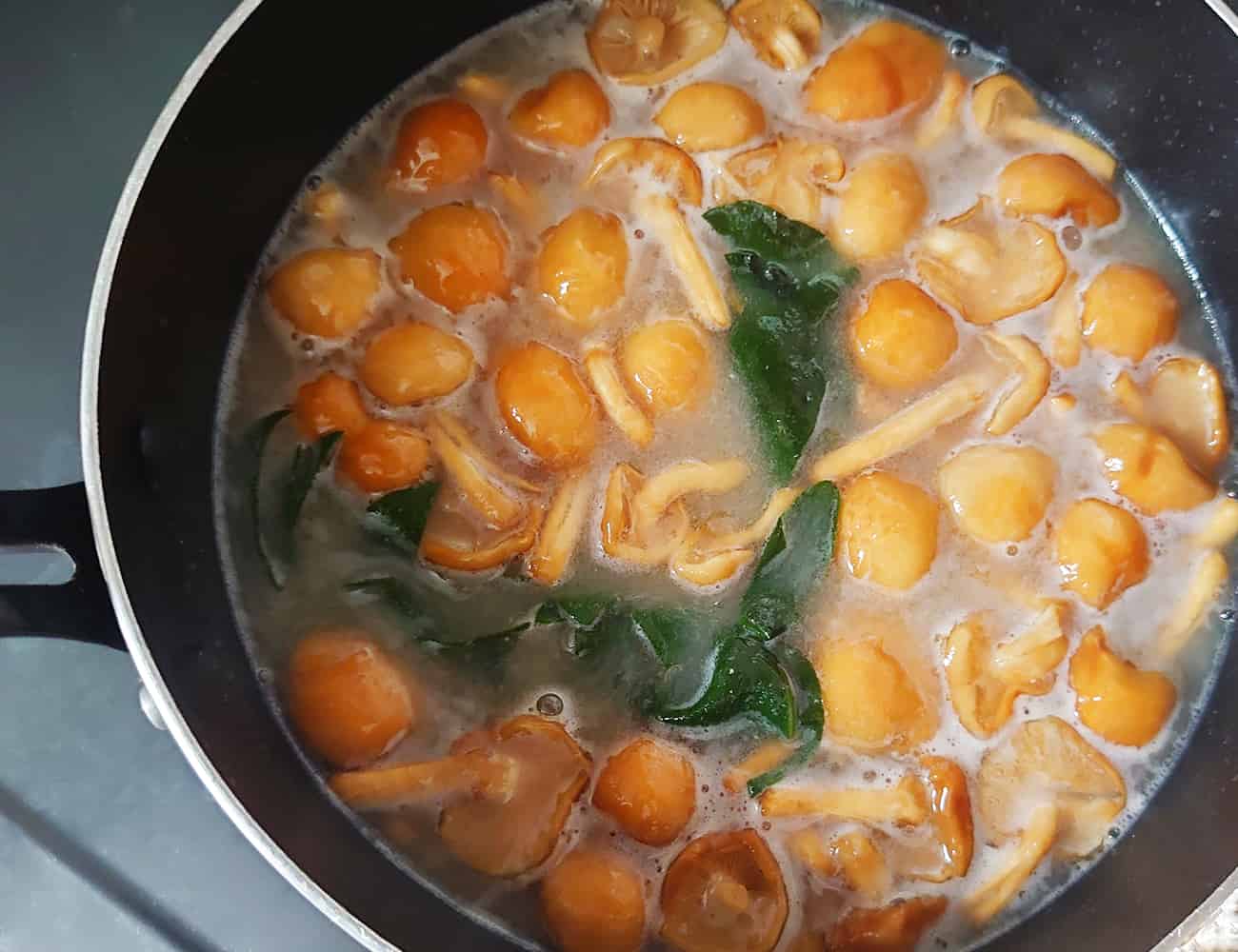 ふつふつとしたら、なめことおかわかめを入れる。