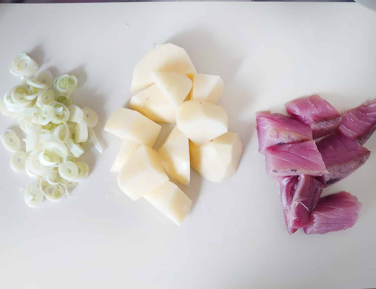 ブリは皮を除いて大きめの角切りにしておく。