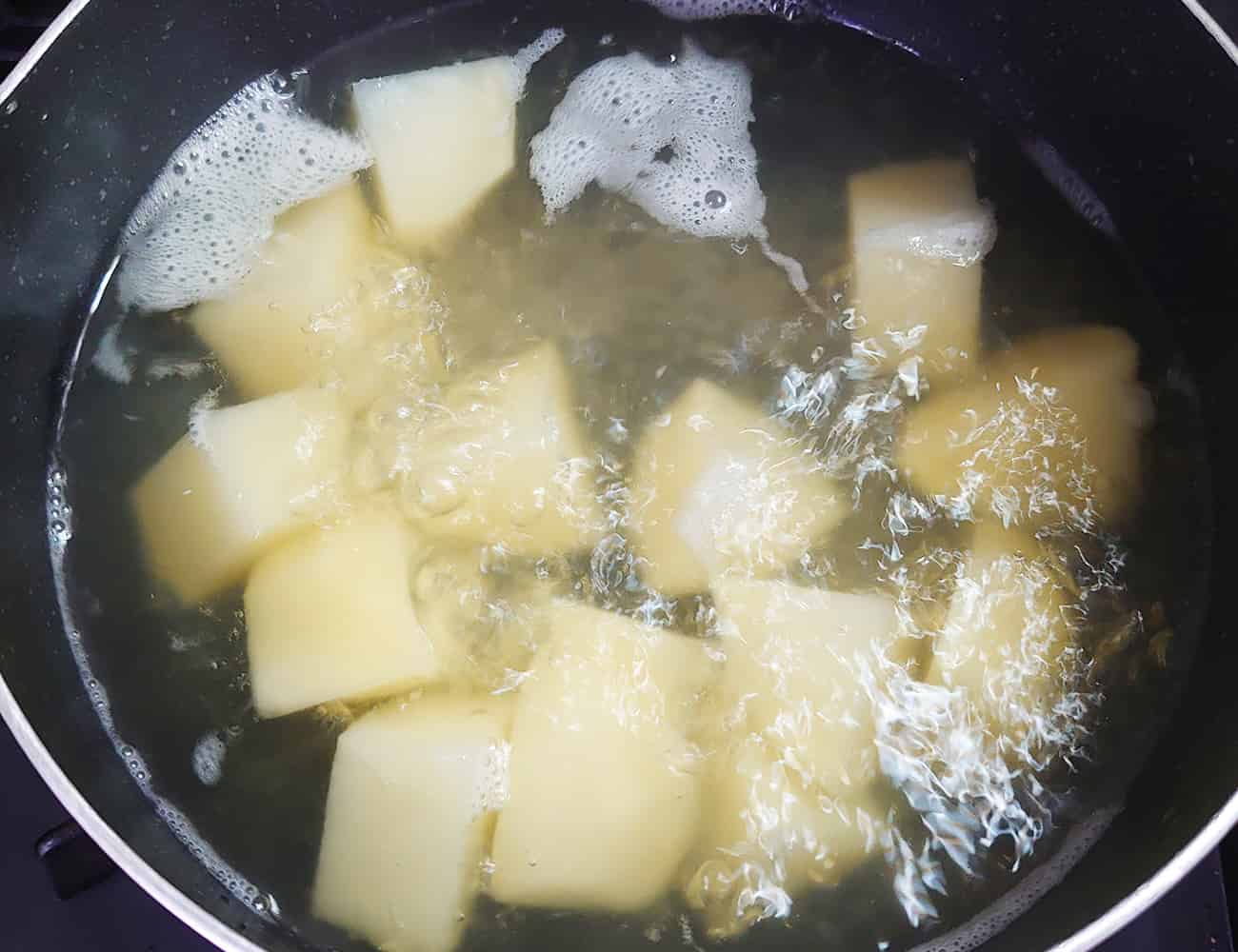 ふつふつとしたら、じゃがいもを入れる。