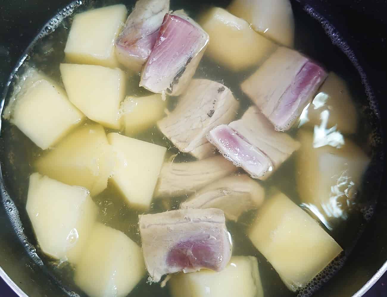 じゃがいもが柔らかくなったら、ブリを入れる。