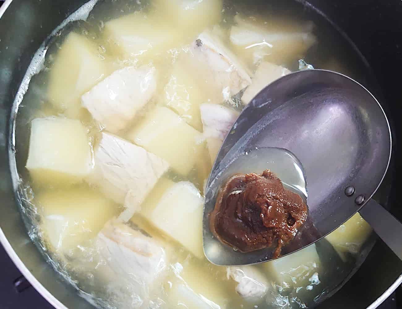 1〜2分煮立てて火が通ったら、味噌を溶く。