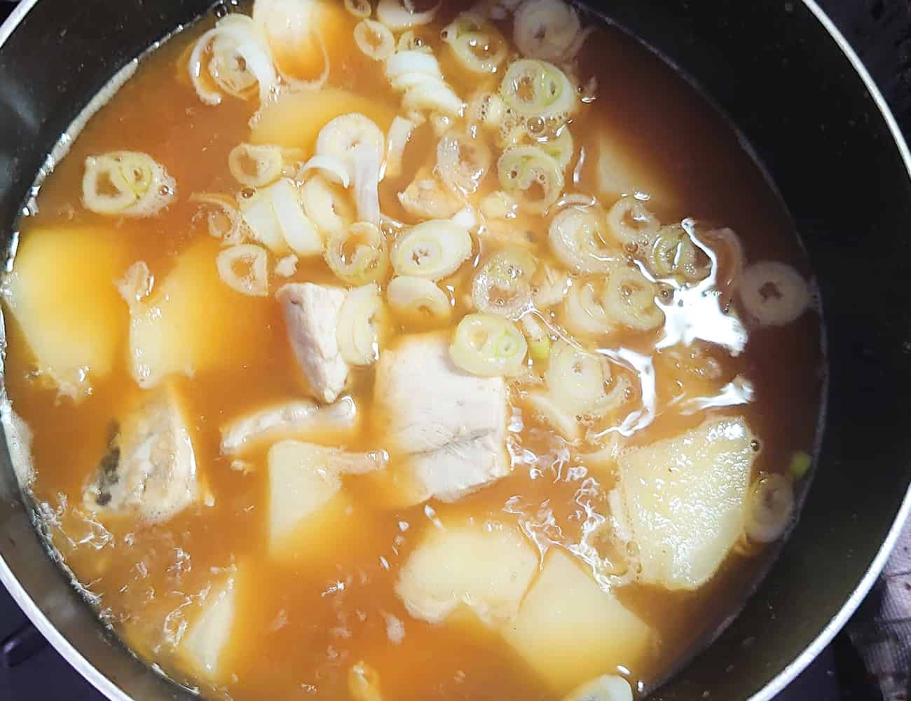 長ネギを入れて、さらに30秒ほど煮込んで火を止める。