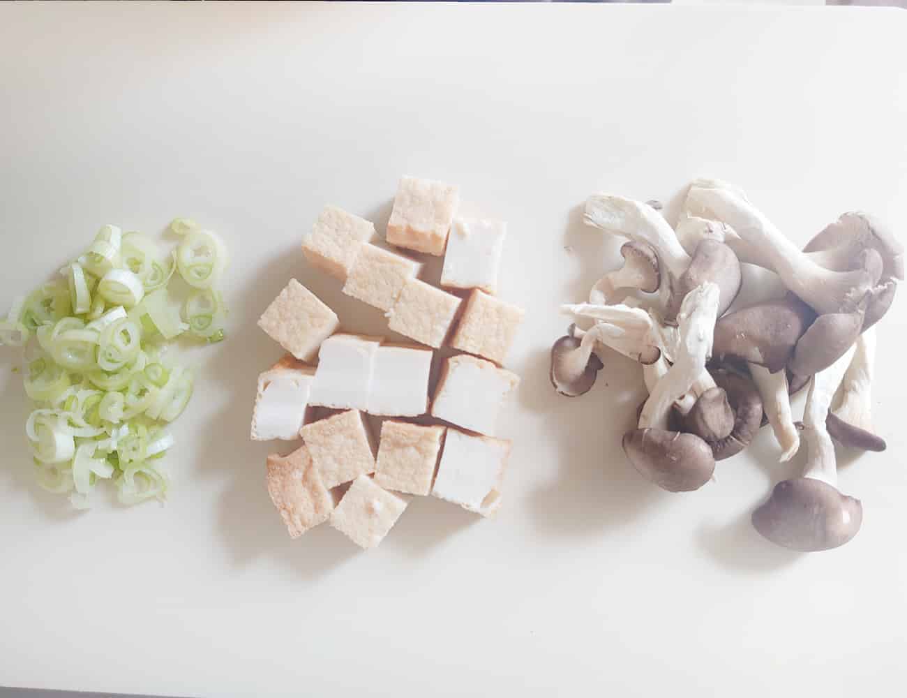 ひらたけは手で割いておく。