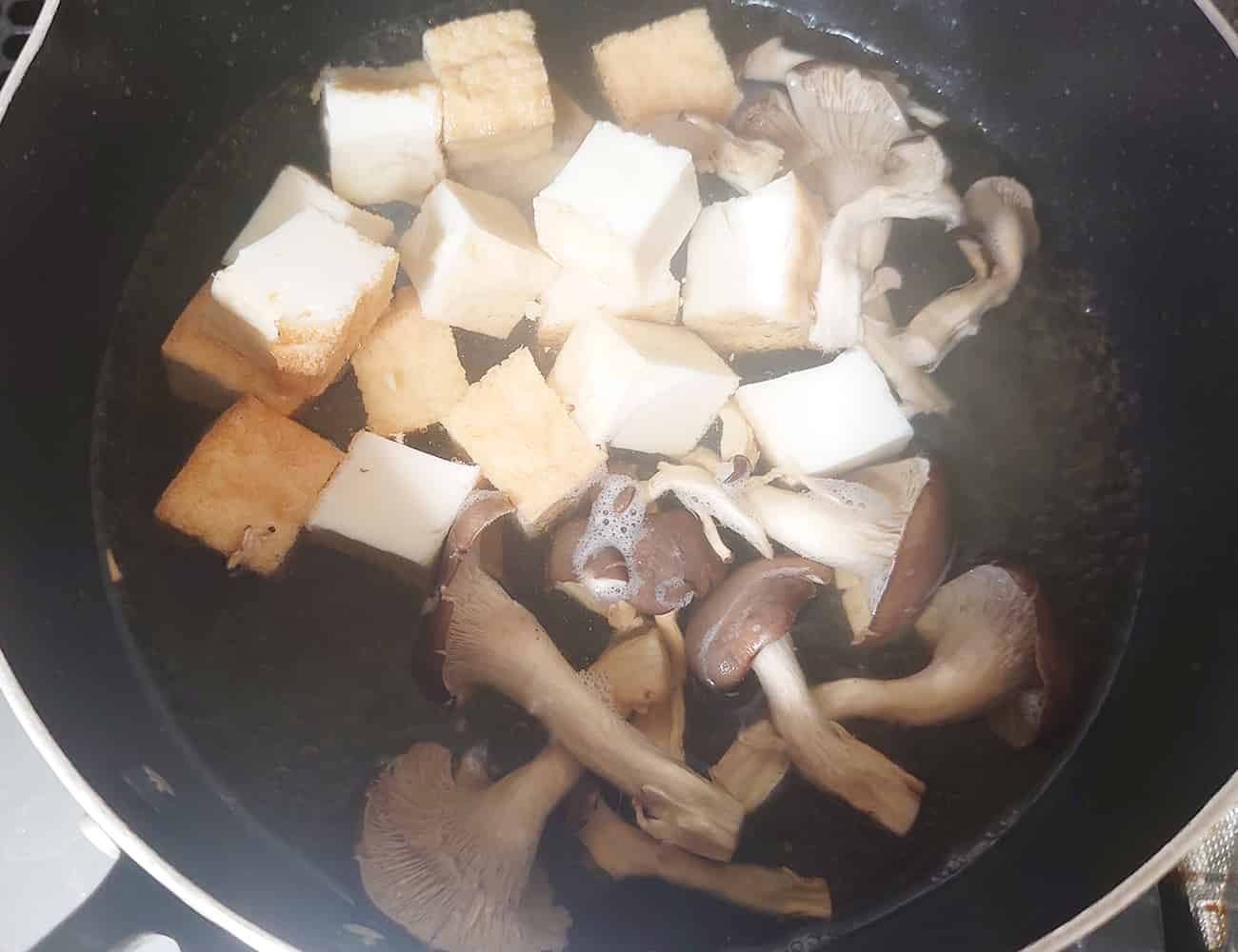 2分ほど煮込んで、厚揚げを入れ、味噌を溶く。