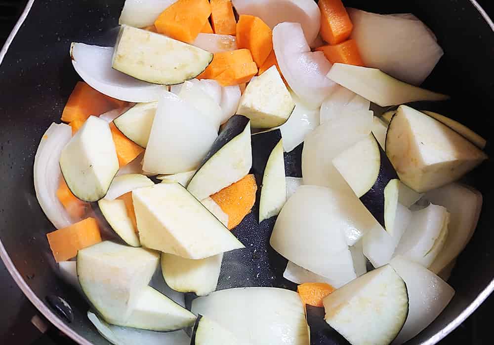 人参となすを入れて炒める。