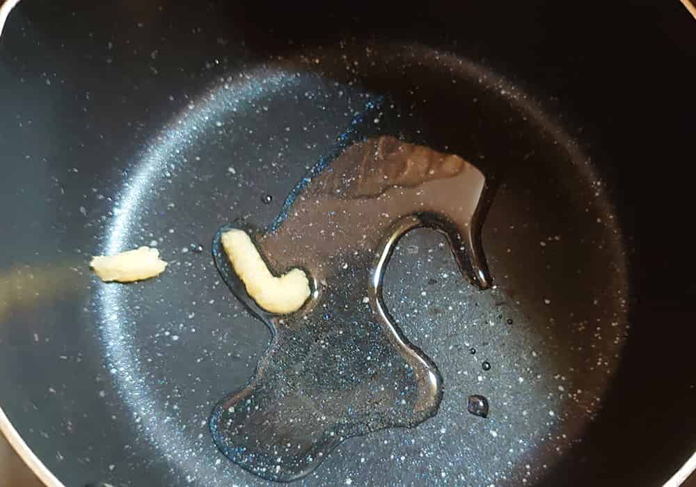 小鍋にごま油、おろし生姜を入れて火にかける。